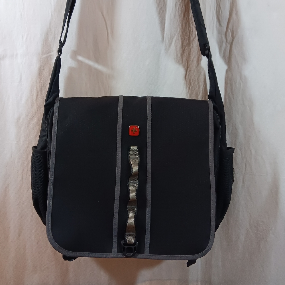 Swiss Gear Wenger Black Lago Messenger Bag Convertible Backpack SA1187 Organizer